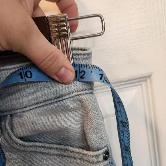 KanCan Women's Light Wash Skinny Jeans with Frayed Hem- 0/23 - Picture 4 of 9